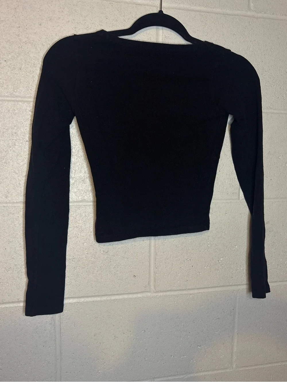 Brandy Melville v neckline long sleeved cropped tee one size